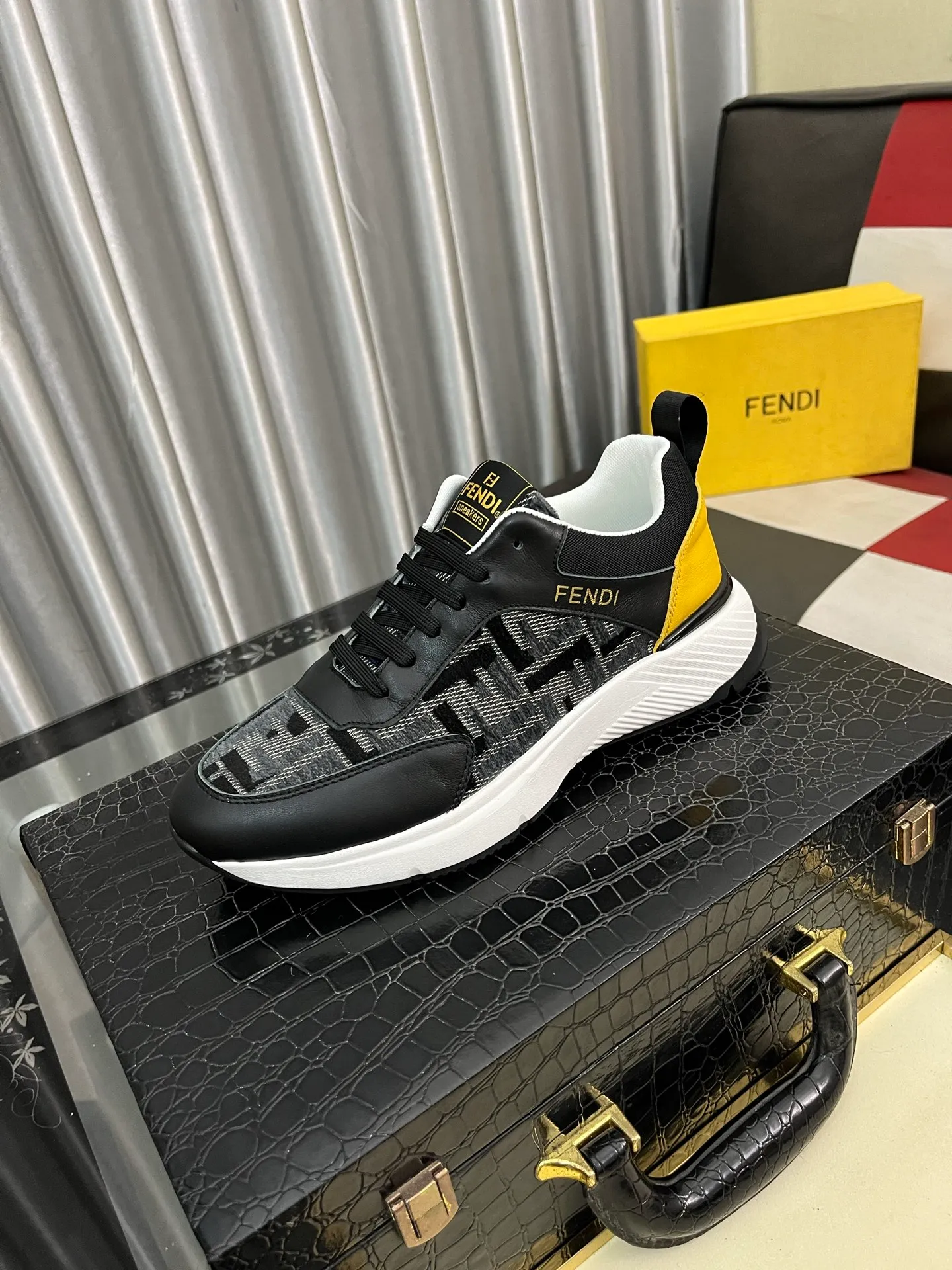 Men's Men's Shoes💰458⌚️⌚️[Fendi] Fendi's latest casual shoes for men! Available at counters simultaneously! Made entirely of imported top-grain calfskin, the interior is made of top-grain water-dyed cowhide, and the original factory-supplied rubber outsole. Leading new fashion concepts. Matching code: 38-442️⃣Colors available